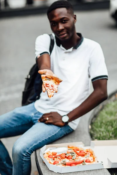 Jovem Bonito Comer Uma Fatia Pizza Rua Conceito Comida Homem — Fotografia de Stock