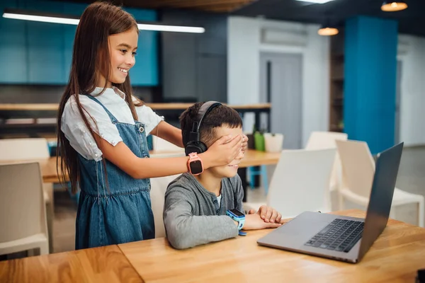 Zwei Kleine Freunde Bruder Spielt Laptop Modernen Blauen Zimmer Schwester — Stockfoto