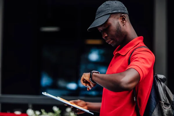 Πορτρέτο Της Αφρικής Άνθρωπος Εργάζεται Για Σκούτερ Μεταφέρει Fast Food — Φωτογραφία Αρχείου