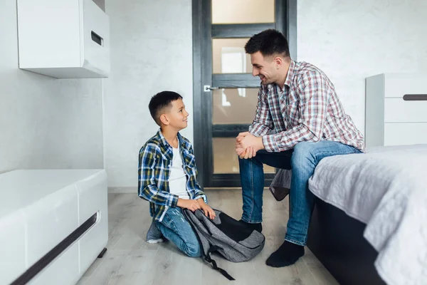Vater Hilft Ihrem Sohn Morgens Hause Bei Der Schulvorbereitung — Stockfoto