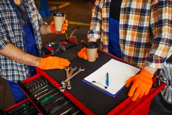 Ansicht Von Mechanikern Uniform Die Bei Der Arbeit Pause Machen — Stockfoto