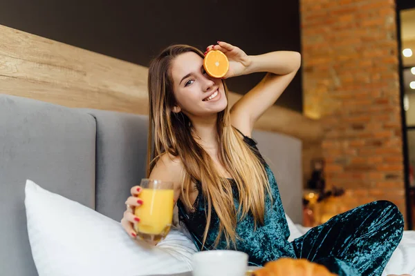 Portrét Šťastné Ženy Snídaní Ložnici Čerstvým Pomerančovým Džusem — Stock fotografie