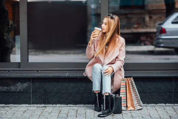 夏日艳丽的生活方式 时尚的年轻女子在街上走来走去 穿着可爱时髦的衣服 喝着美味的咖啡 笑着享受她的周末 — 图库照片