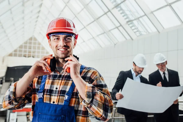 Arbeiter Mit Rotem Helm Und Glasbekleidung Einheitlichen Jeanshemd Der Nähe — Stockfoto