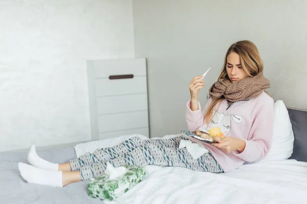 高熱とインフルエンザで寝たきりの病気の女性 ベッドの上の薬とナプキン — ストック写真