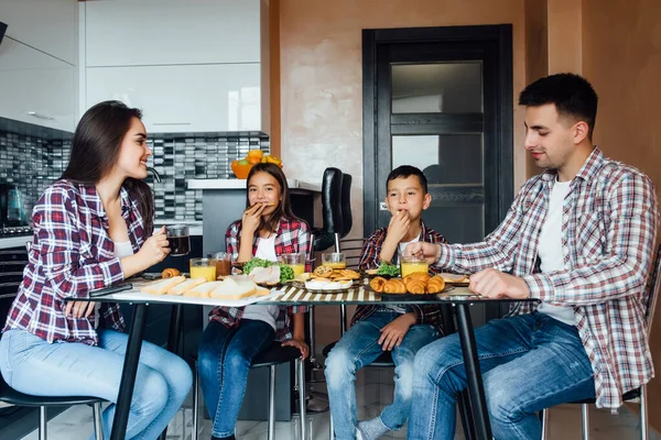 Cheerful Parents Children Breakfast Home Four Person Sitting Eating Food — Stock Photo, Image