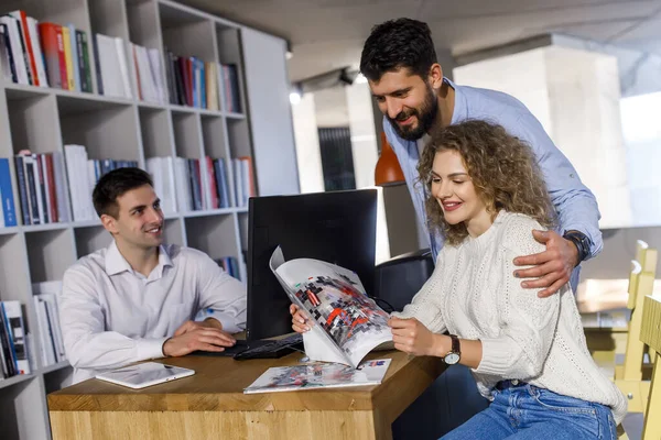 Pareja Joven Mirando Catálogo Con Ejemplos Color Para Decoración Edificios — Foto de Stock