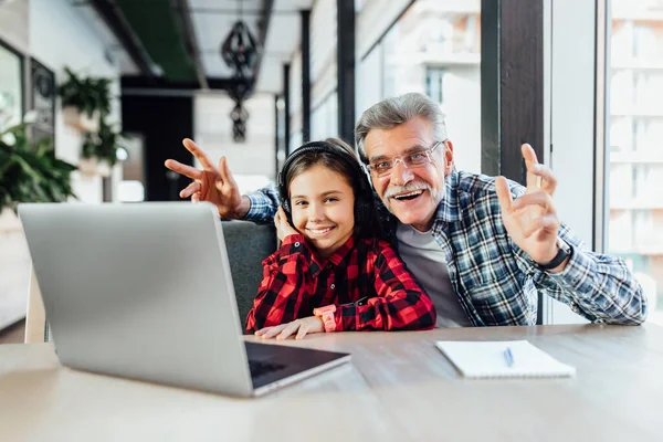 Lustiger Alter Mann Mit Seiner Enkelin Die Mit Dem Laptop — Stockfoto
