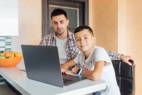 Jeune Enfant Fils Avec Papa Utilisant Ordinateur Portable Maison Pour — Photo