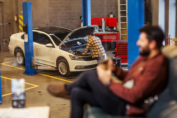 Mecánico Que Inspecciona Coche Garaje Mientras Que Cliente Masculino Que — Foto de Stock