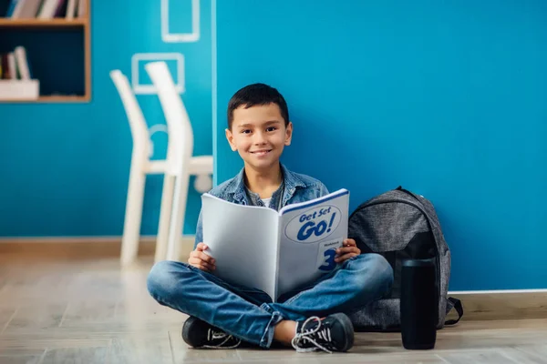 Портрет Восьмирічної Дитини Яка Читає Книгу Вдома Хлопчик Вчиться Синій — стокове фото