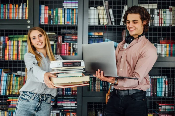 Jeunes Collègues Debout Devant Bibliothèque Tenant Ordinateur Portable Les Livres — Photo