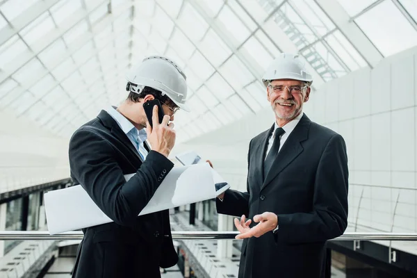 Empreendedor Bem Sucedido Com Projeto Novos Edifícios Ficar Perto Telhado — Fotografia de Stock