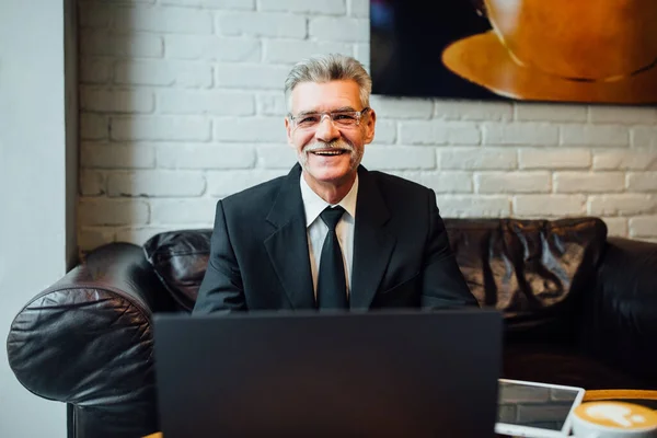 Hombre Mediana Edad Restaurante Moda Con Laptop — Foto de Stock