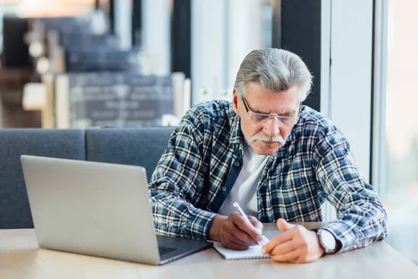 Retrato Hombre Mayor Feliz Sentado Portátil Cafetería Escribiendo Notas — Foto de Stock