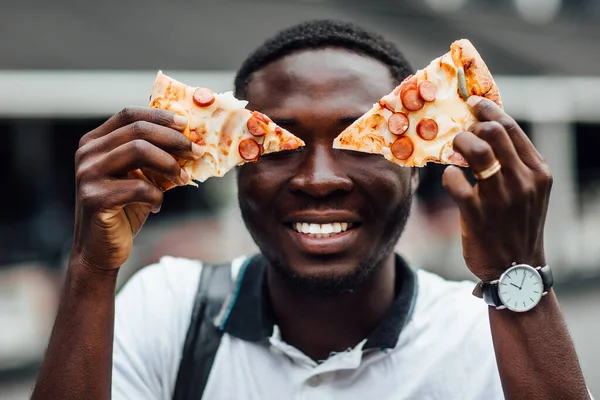Homem Turístico Com Duas Fatias Pizza Nos Olhos Conceito Comida — Fotografia de Stock