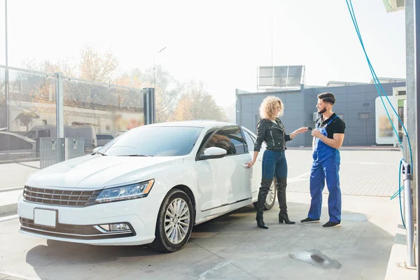 Mujer Rubia Joven Pone Pie Con Hombre Que Lava Coches — Foto de Stock