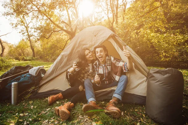 Unga Vackra Par Ledig Klänning Sitter Tältet Skogen Attraktiv Kvinna — Stockfoto