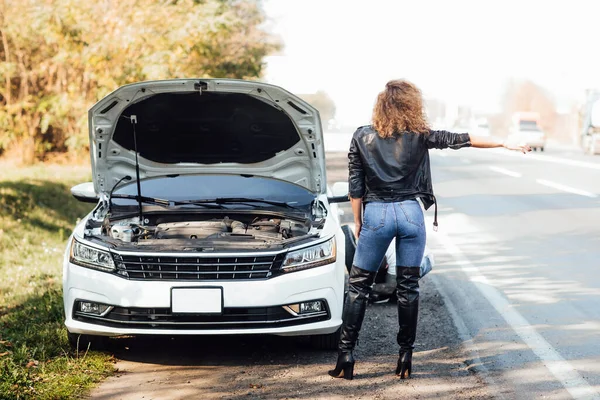 Photo Back Young Woman Have Assistance Road Stop Car — Stock Photo, Image