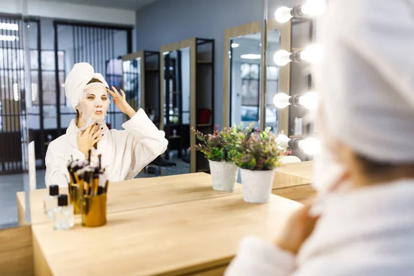 Uma Jovem Menina Bonita Usa Uma Máscara Facial Para Hidratar — Fotografia de Stock