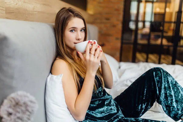 Caffè Del Mattino Routine Quotidiana Donna Carina Con Tazza Caffè — Foto Stock