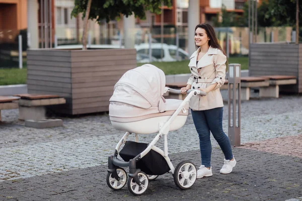 Seitenansicht Einer Kaukasischen Mutter Die Auf Der Stadtstraße Geht Während — Stockfoto