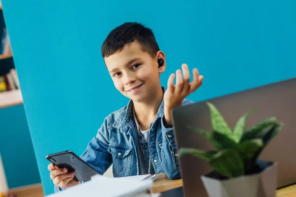 Παιδί Αστείο Αναζητούν Αγόρι Χρησιμοποιώντας Τηλέφωνο Φορητό Υπολογιστή Στο Τραπέζι — Φωτογραφία Αρχείου
