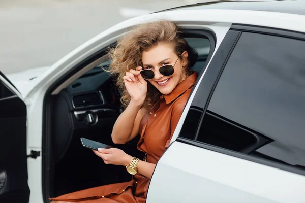 Жить Деловом Мире Portarit Business Woman Smiling Holding Phone Car — стоковое фото