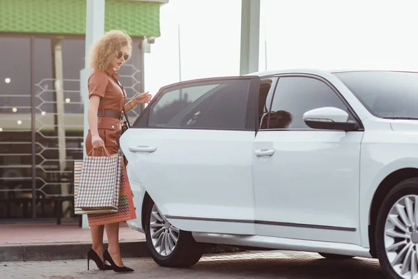 Hermosa Chica Con Bolsas Compras Cerca Coche Después Compras — Foto de Stock