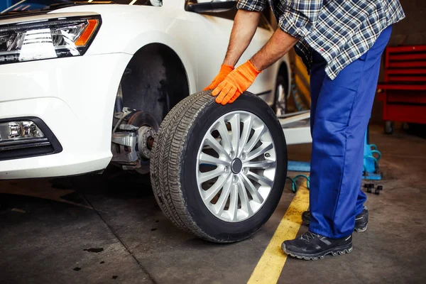 Close Reparador Oficina Mudando Pneu Carro — Fotografia de Stock