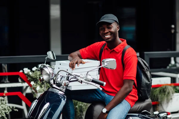 Retrato Jovem Africano Moto Segurando Caixas Com Pizza Sentar Sua — Fotografia de Stock