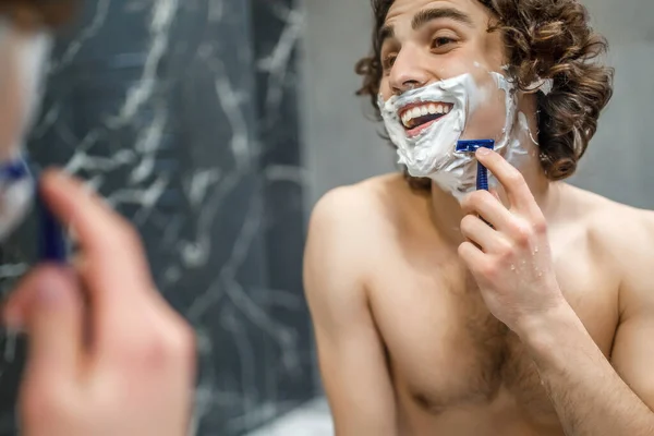 Junger Und Glücklicher Mann Rasiert Sich Badezimmer Mit Rasiermesser Und — Stockfoto