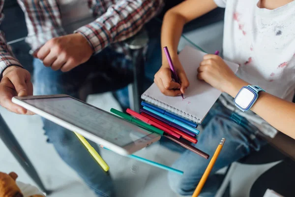 Las Manos Los Niños Haciendo Tarea Las Huellas Las Manos — Foto de Stock