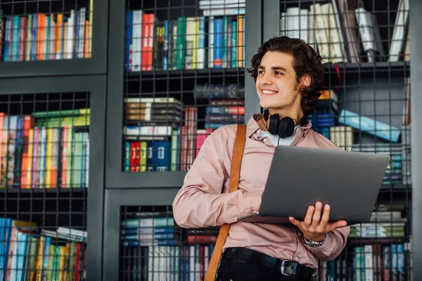 Ders Öncesi Kütüphanede Dizüstü Bilgisayarı Olan Bir Öğrenci — Stok fotoğraf