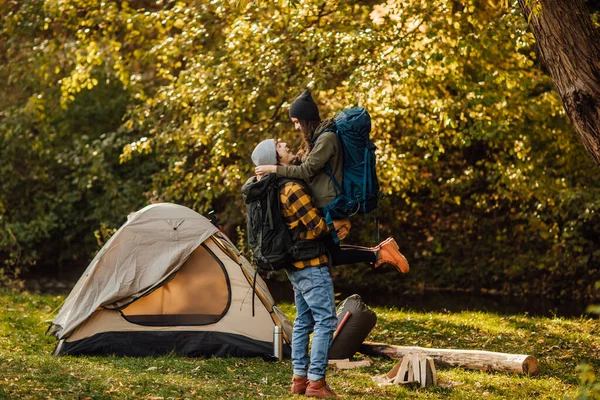 Joven Hermosa Pareja Con Mochila Senderismo Besándose Bosque Cerca Tienda — Foto de Stock