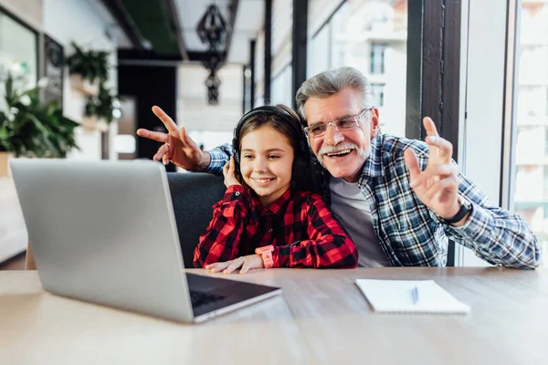 Alter Mann Mit Seiner Enkelin Mit Laptop Macht Videoanruf Kind — Stockfoto