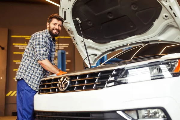 Brodaty Automechaniczny Silnik Sprawdzający Nowoczesnym Centrum Serwisowym Patrzący Kamerę — Zdjęcie stockowe