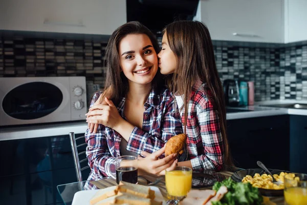 Adorabile Ragazza Sta Avendo Uno Spuntino Sano Con Biscotti Latte — Foto Stock