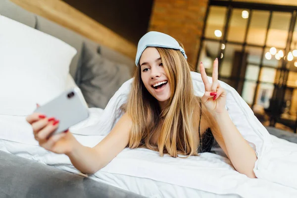 Mattina Selfie Tempo Casa Donna Bionda Utilizzando Telefono Sul Letto — Foto Stock