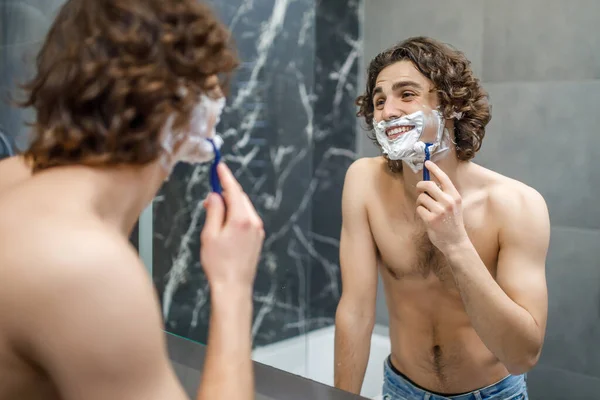 Junger Mann Rasiert Sich Modernem Badezimmer Spiegelnähe Konzept Der Morgenroutine — Stockfoto