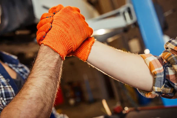 Cowokers Χειραψία Στα Γάντια Μετά Την Εργασία Στο Σταθμό Εξυπηρέτησης — Φωτογραφία Αρχείου