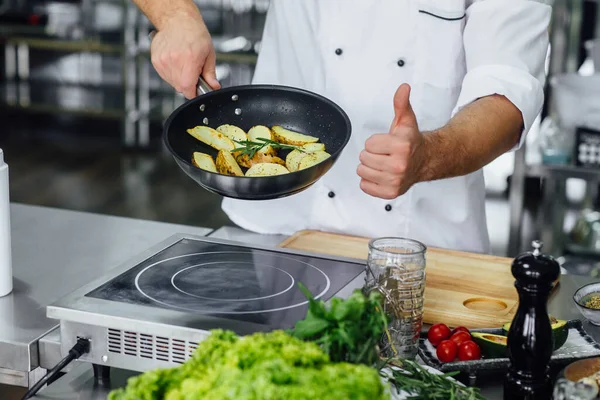 Chef Cocinando Papas Frescas Cocina Del Restaurante Cocina Estilo Italiano —  Fotos de Stock