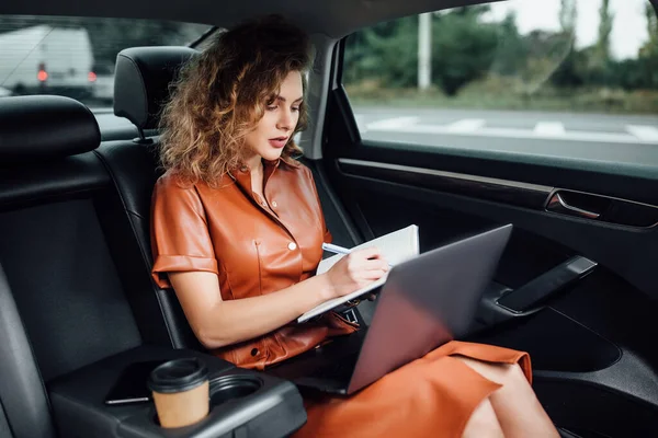 Mujer Bonita Que Trabaja Con Ordenador Portátil Portátil Coche Mujer — Foto de Stock