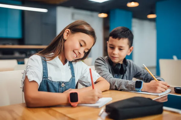 Zwei Kinder Schreiben Hausaufgaben Modernen Blauen Klassenzimmer — Stockfoto