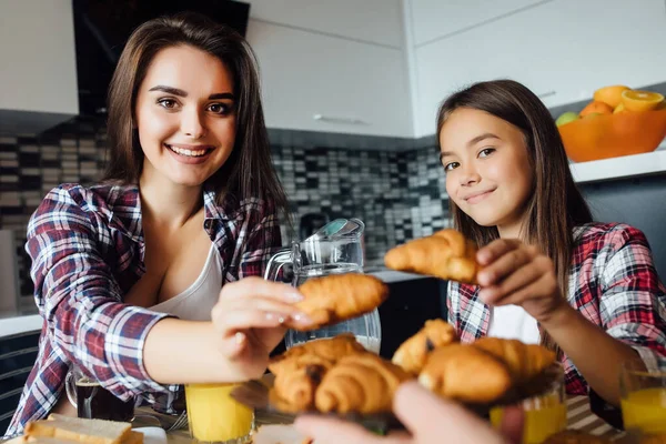 Mutter Und Tochter Frühstücken Mit Croissant Tisch Liebe Der Jungen — Stockfoto