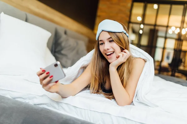 Mattina Selfie Tempo Casa Donna Bionda Con Telefono Sul Letto — Foto Stock