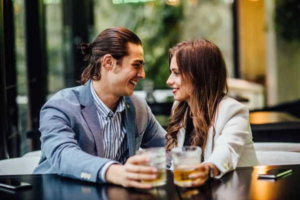 Härligt Koncept Ganska Ung Och Glad Par Med Drinkar Händerna — Stockfoto