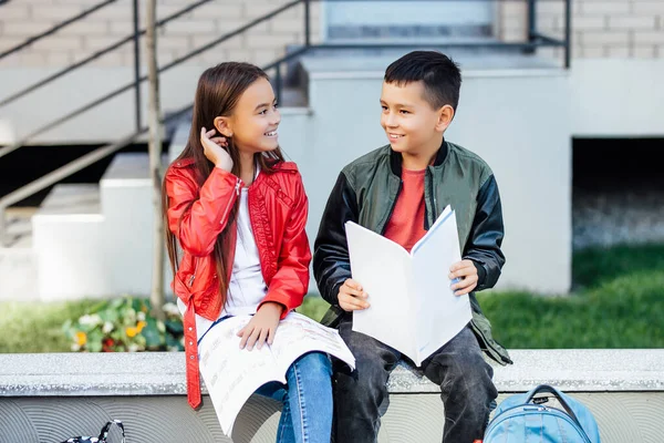 Twee Kinderen Gaan Naar School Schooluniform Lezen Samen Boeken — Stockfoto