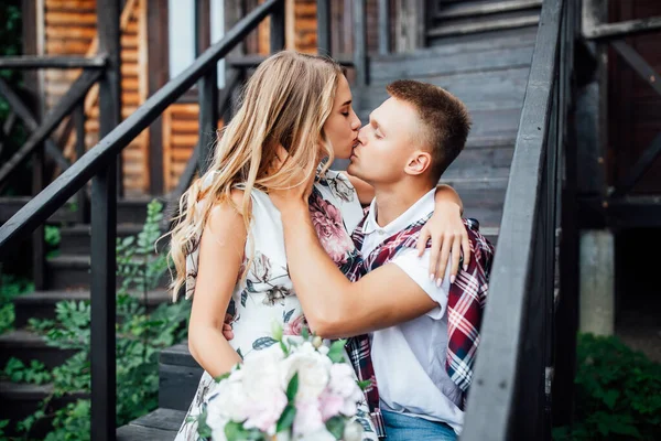 Emociones Sinceras Pareja Joven Besándose Cerca Casa Madera Nueva Celebrando — Foto de Stock