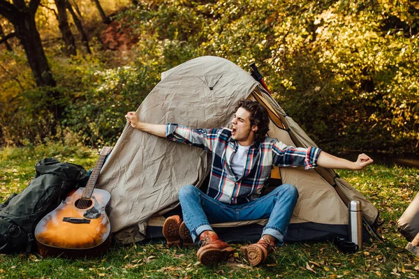 Ung Stilig Man Sträcker Sig Morgonen Nära Tältet Camping Naturen — Stockfoto